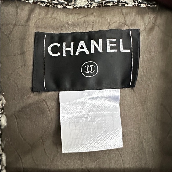 Chanel Black and White Tweed Blazer Size 36 - Picture 2 of 15